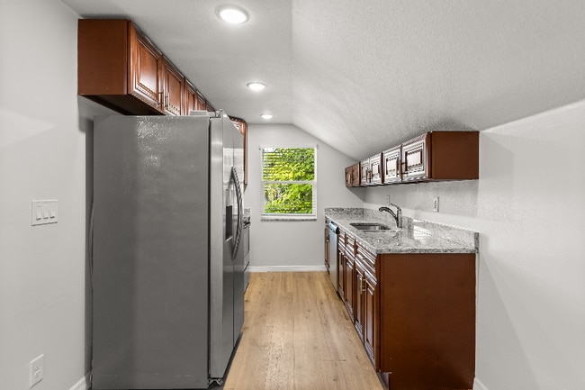 Photo - 1325 Cloverlawn Ave Unidad Upstairs