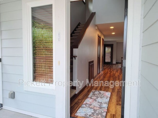 Photo - 10715 NE Rhody Wy