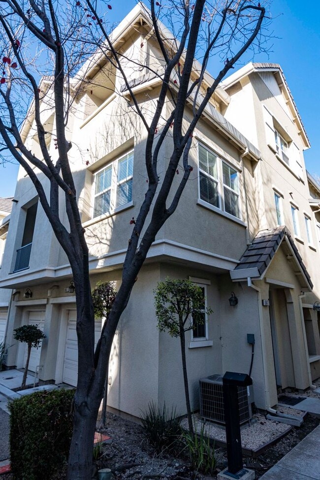 Photo - 947 Kestral Way