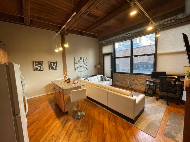 Photo - 226 N Clinton St Unidad 608