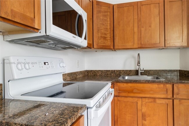 Photo - 979 SW 10th St Unidad 4