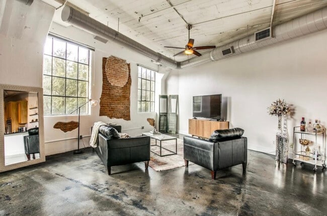 Photo - 2220 Canton St Unidad 209