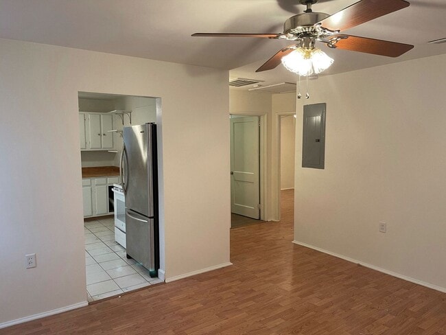 Building Photo - Great cottage located in West Ashley