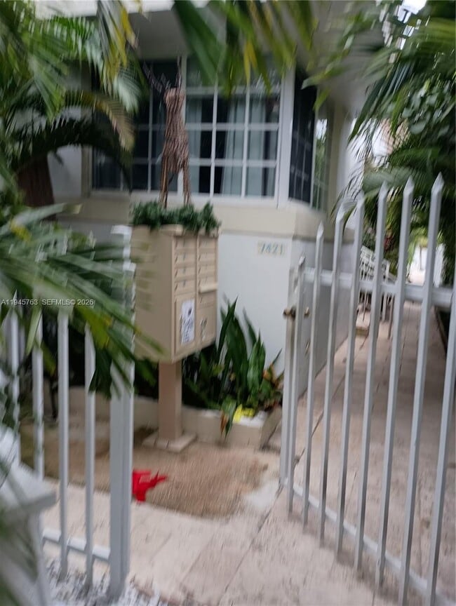 Building Photo - 7421 Carlyle Ave Unit 3