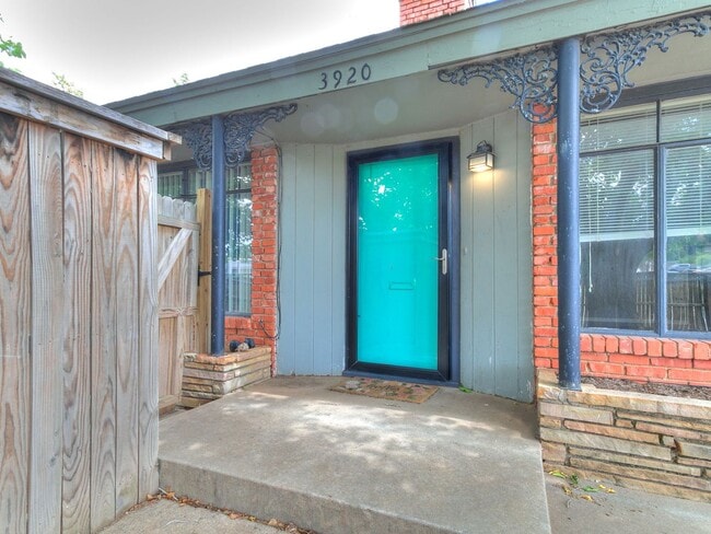 Building Photo - Cute Duplex + Heart of OKC