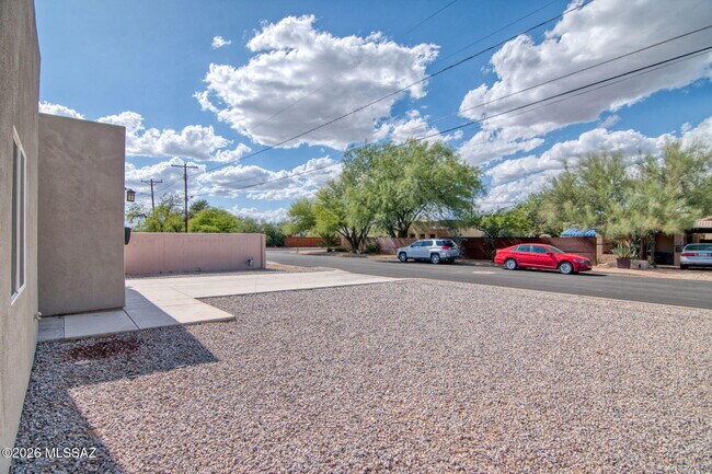 3304 E Elida St