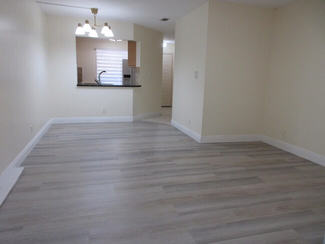 9180 NW 40th St Unit 9180