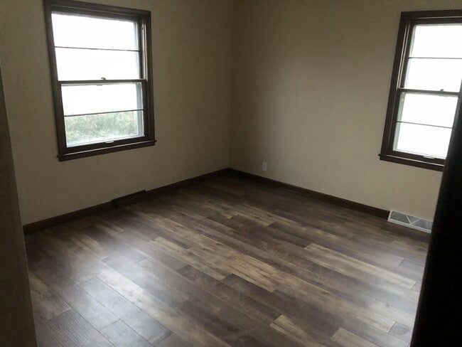 Photo - 32 Wilson Ave SW