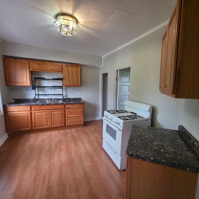 Photo - 2978-2978 W 32nd St Unit #1