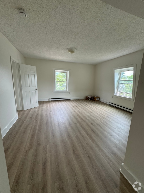 Building Photo - 76 Elm St Rental