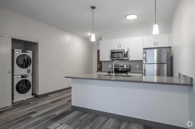 1BD, 1BA - PARKWAY - 643 SQFT