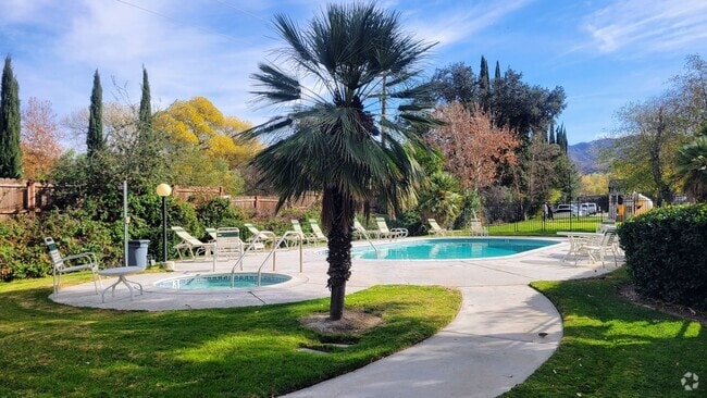 Building Photo - Charming 2 Bed | 1.5 Bath | 2 Car Garage C... Unit 6 Rental