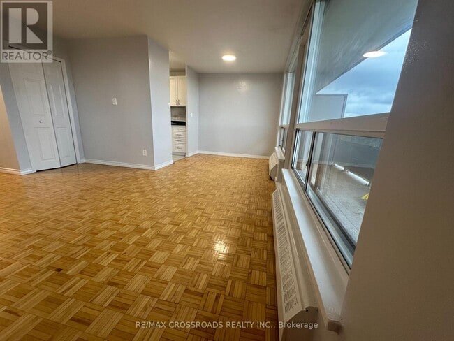 Photo - 363 Lakeshore Rd E Unit 610