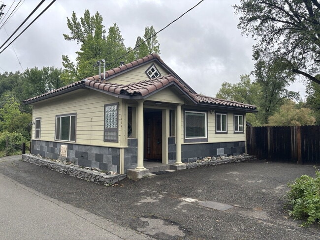 Building Photo - Ideally located 3/2 home in Placerville for rent