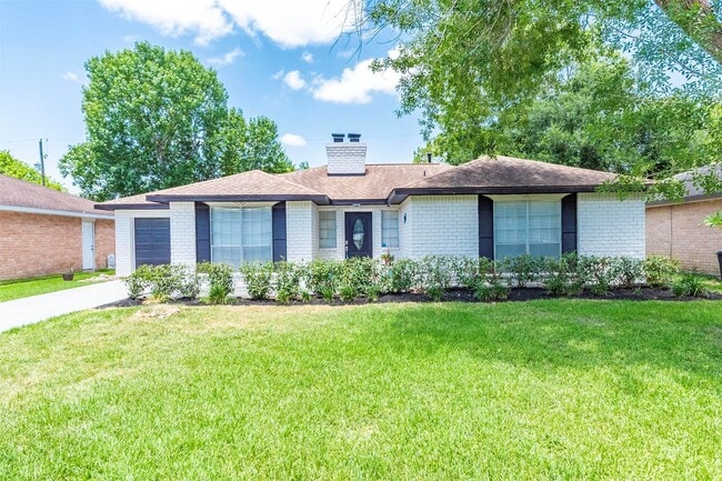 Photo - 405 Avondale Ln