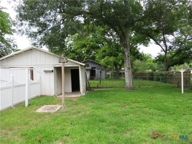 Building Photo - 610 E Krezdorn St