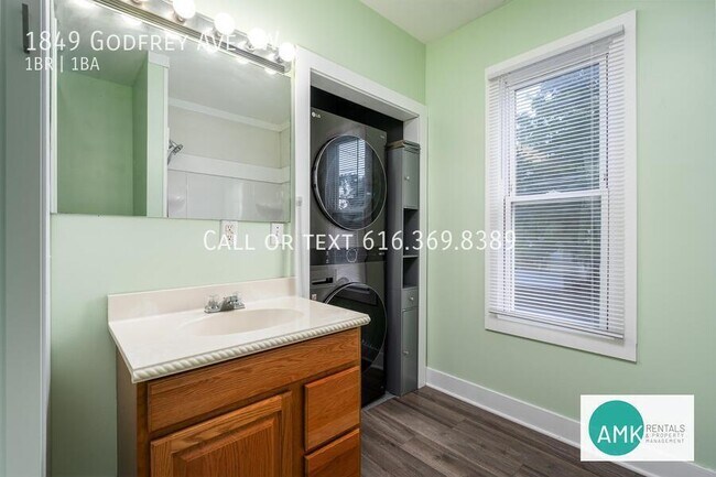Photo - 1849 Godfrey Ave SW