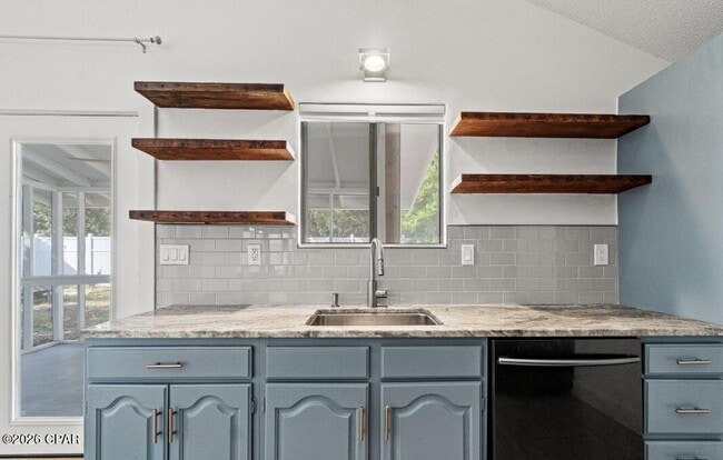 Photo - 421 Oleander Cir