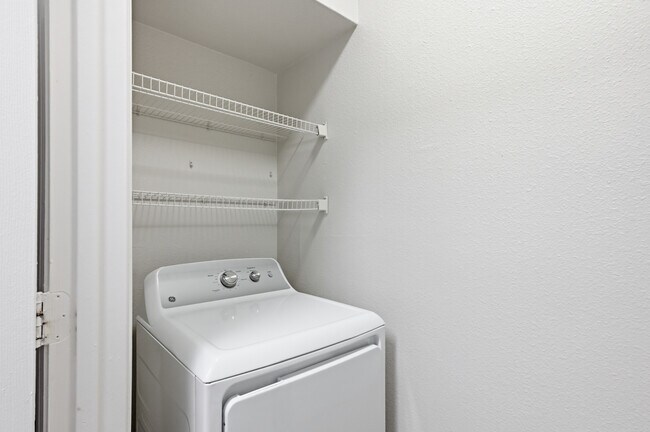 Simplifica tu rutina con lavadora y secadora en el interior.