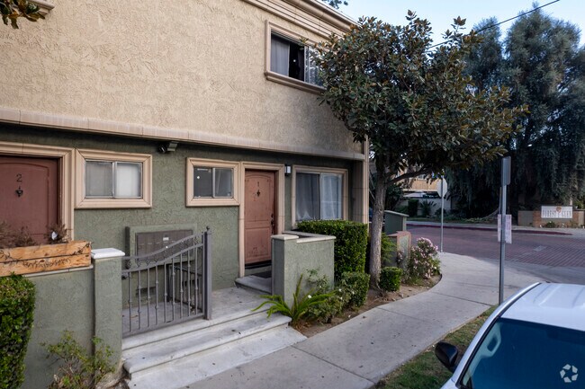 20218 Cohasset St - Forest Glen