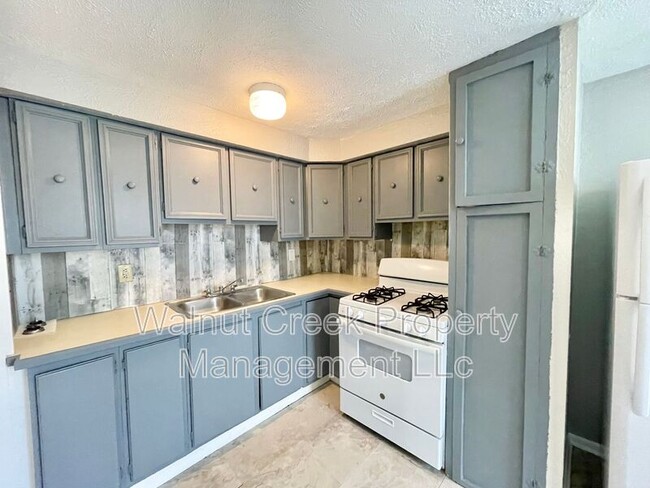 Building Photo - 229 Gates Ave Unit Up