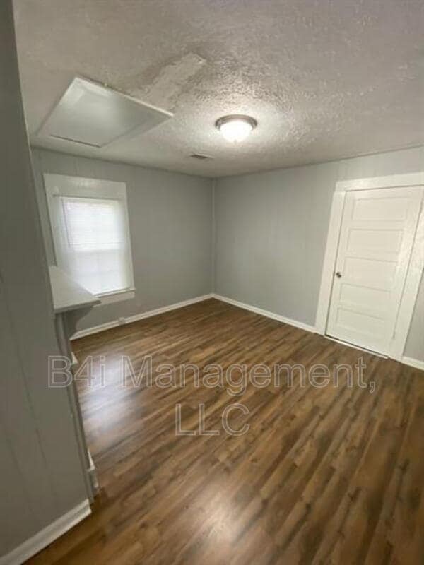 Photo - 110 W Mitchell St