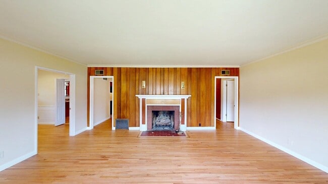 Photo - Newly Remodeled 4 Bedroom + Loft Home Avai...