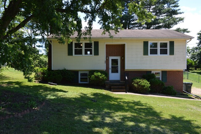 3 Bedroom Home in Culpeper - 3 Bedroom Home in Culpeper