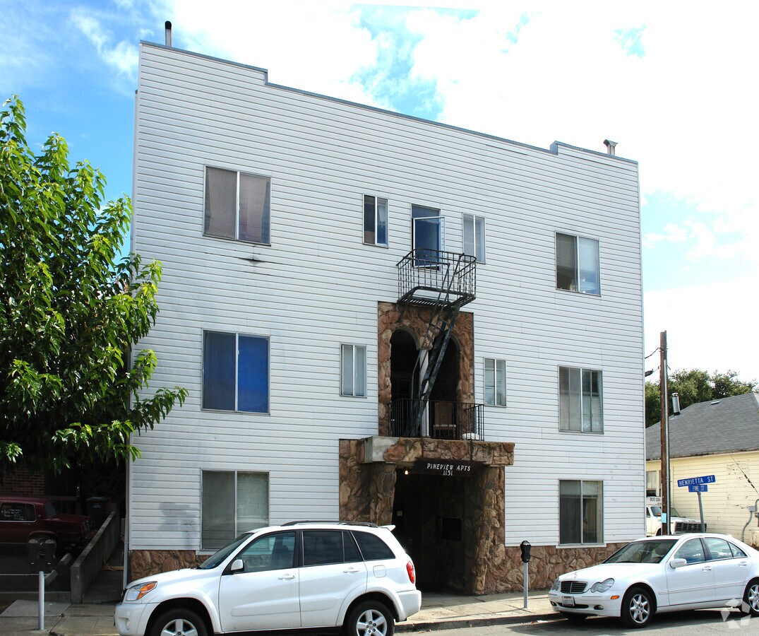 Pineview Apartments - Pineview Apartments