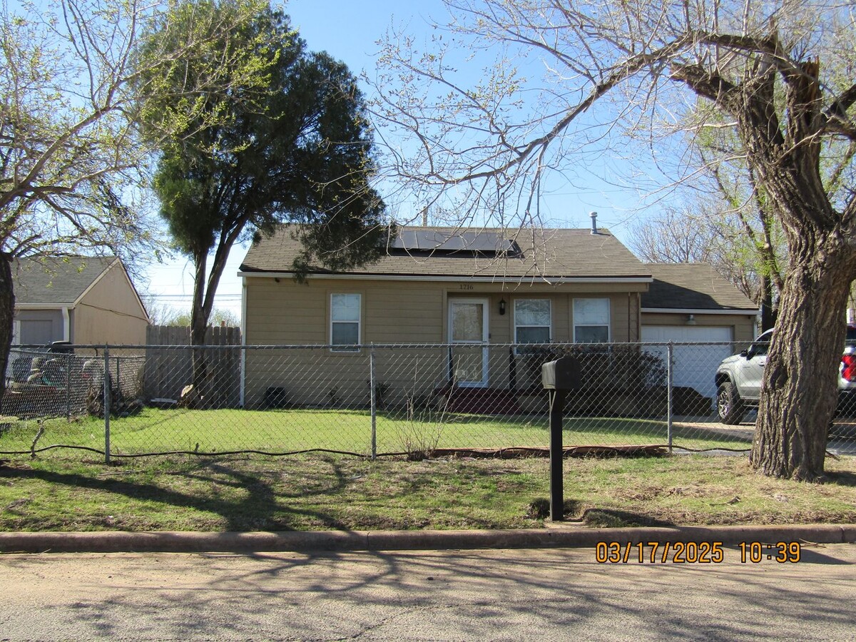 Great Home Located in the Lawton Heights A... - Great Home Located in the Lawton Heights A...