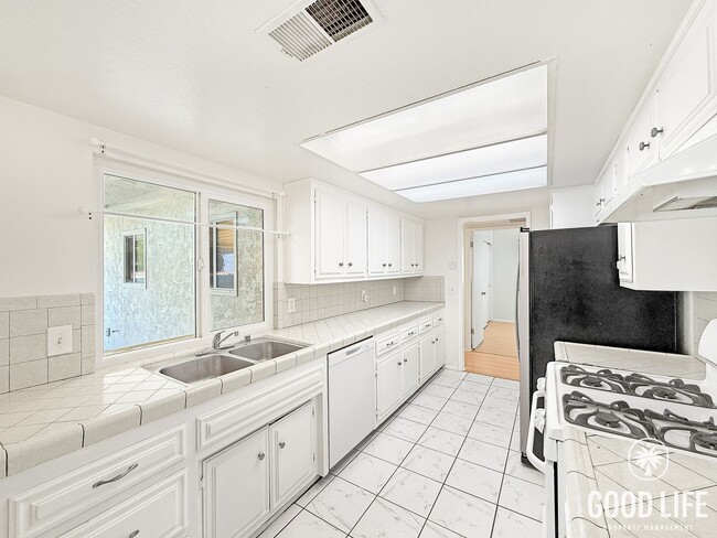 Photo - Beautiful 4B/2BA Home in Riverside for Rent!