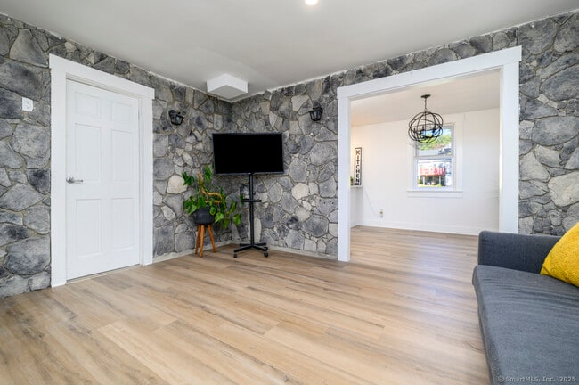 Photo - 33 Hirsch Rd