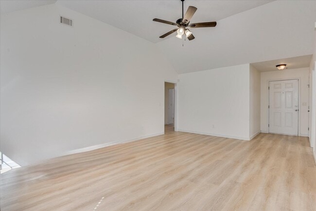Photo - 909 Watsonia Dr