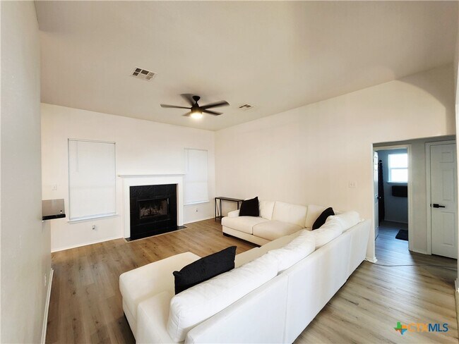 Photo - 1212 Neuberry Cliffe