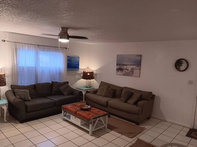 living room - 203 C St Unit B