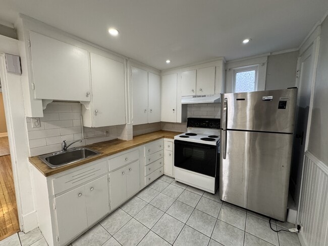 Building Photo - 365 Robinson St