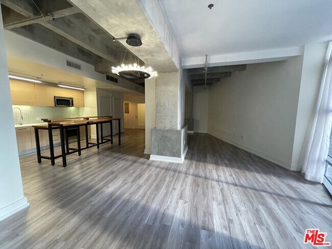 Photo - 727 W 7th St Unidad 1011 Rental