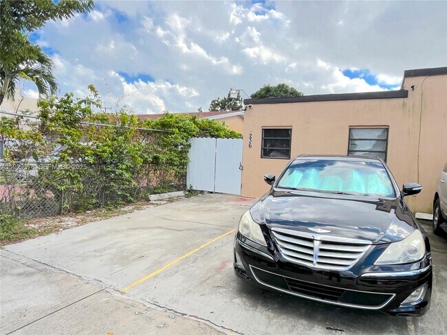 Building Photo - 236 E 14th St Unit B