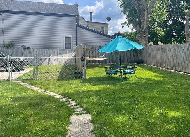 Photo - 625 Milwaukee Ave NW