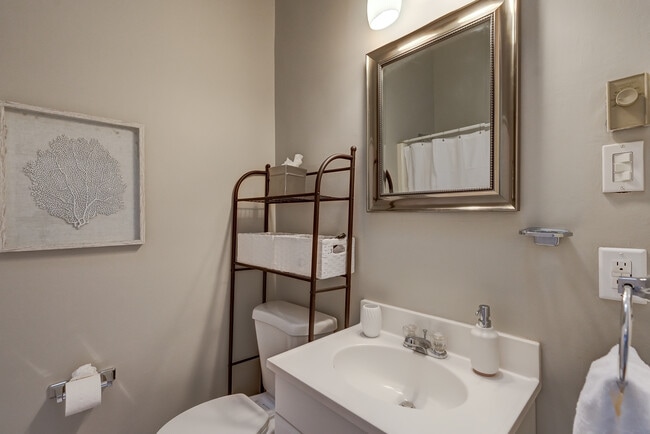 Bathroom - 1913 Hanover Ave Unidad B