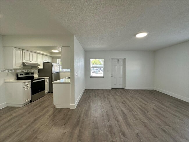 Building Photo - 3660 NE 11th Ave Unit 4