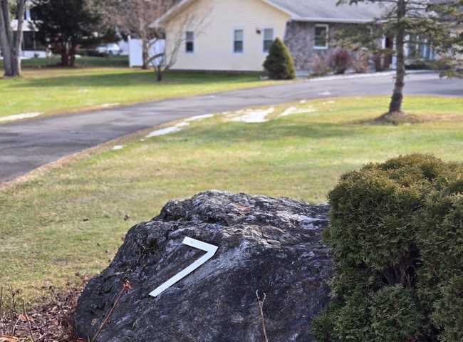 Building Photo - 7 Bedford Dr Unit Apt. 1