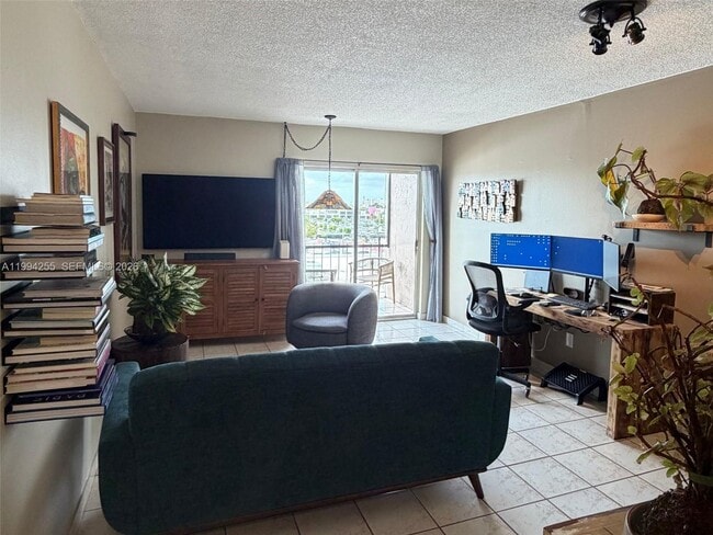 Building Photo - 3640 NW 9th St Unit 505