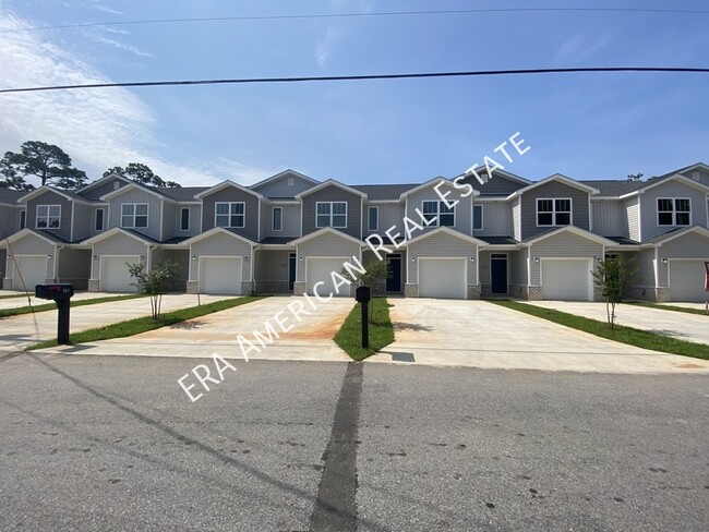 Just 2 miles from Hurlburt Field AFB! - Just 2 miles from Hurlburt Field AFB! Townhome