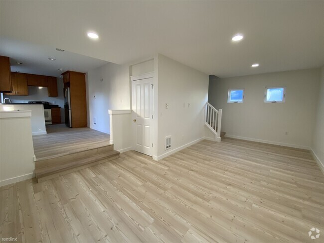 Building Photo - 4 br, 3 bath Triplex - 8120 Delridge Way S... Rental