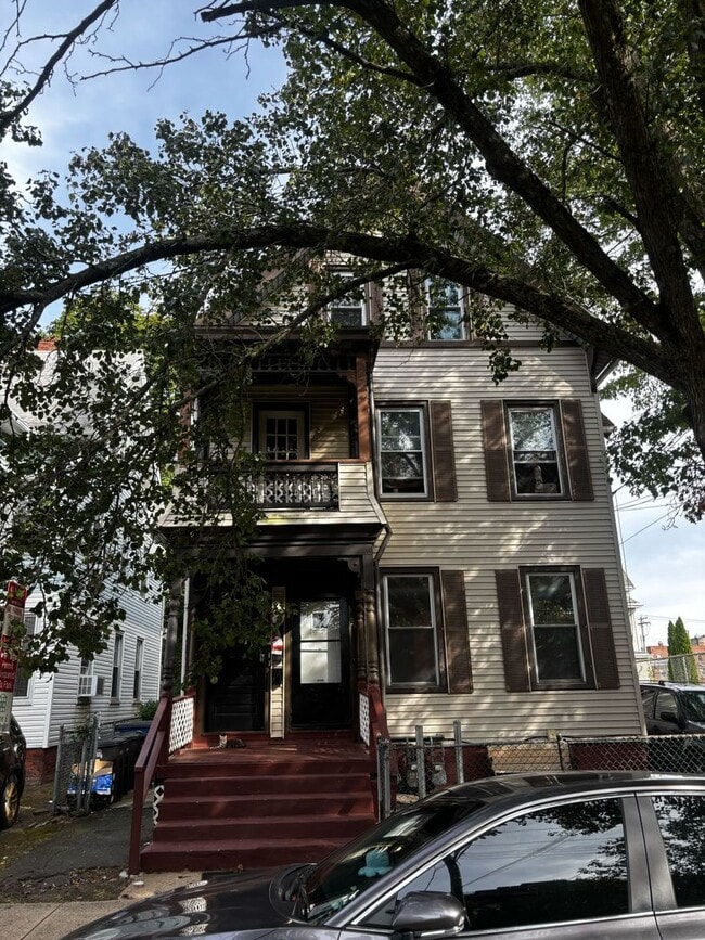 Building Photo - 37 Hotchkiss St Unit 3rd Floor