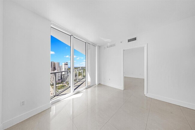 Photo - 185 SW 7th St Unidad 2302