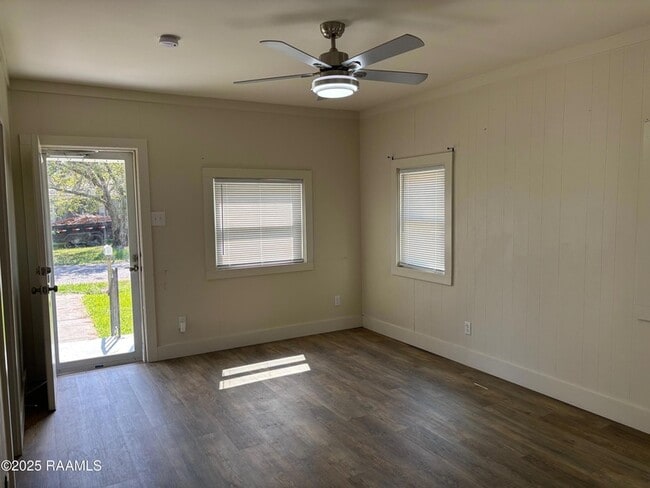 Photo - 202 Adelma St