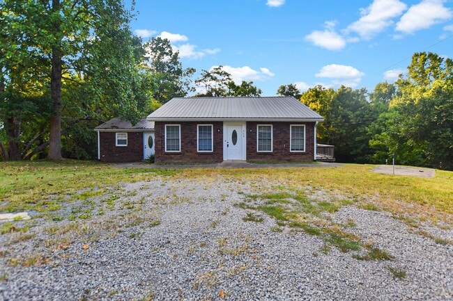 Building Photo - Pet Friendly Three Bedroom! Rental