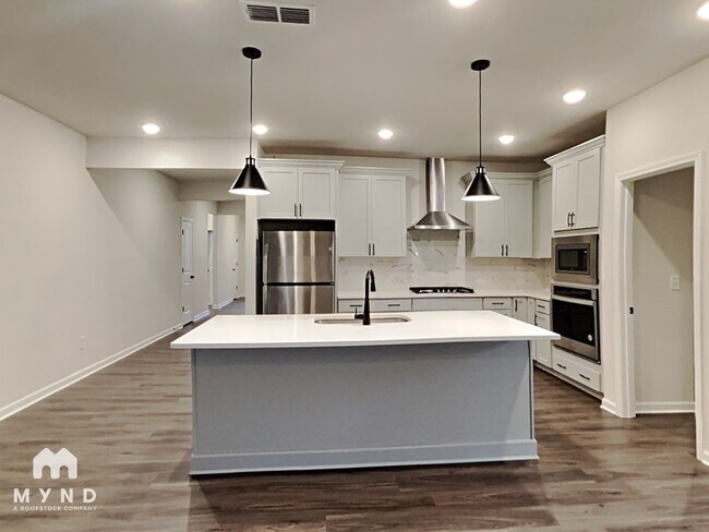 Photo - 667 Riverwood Pass